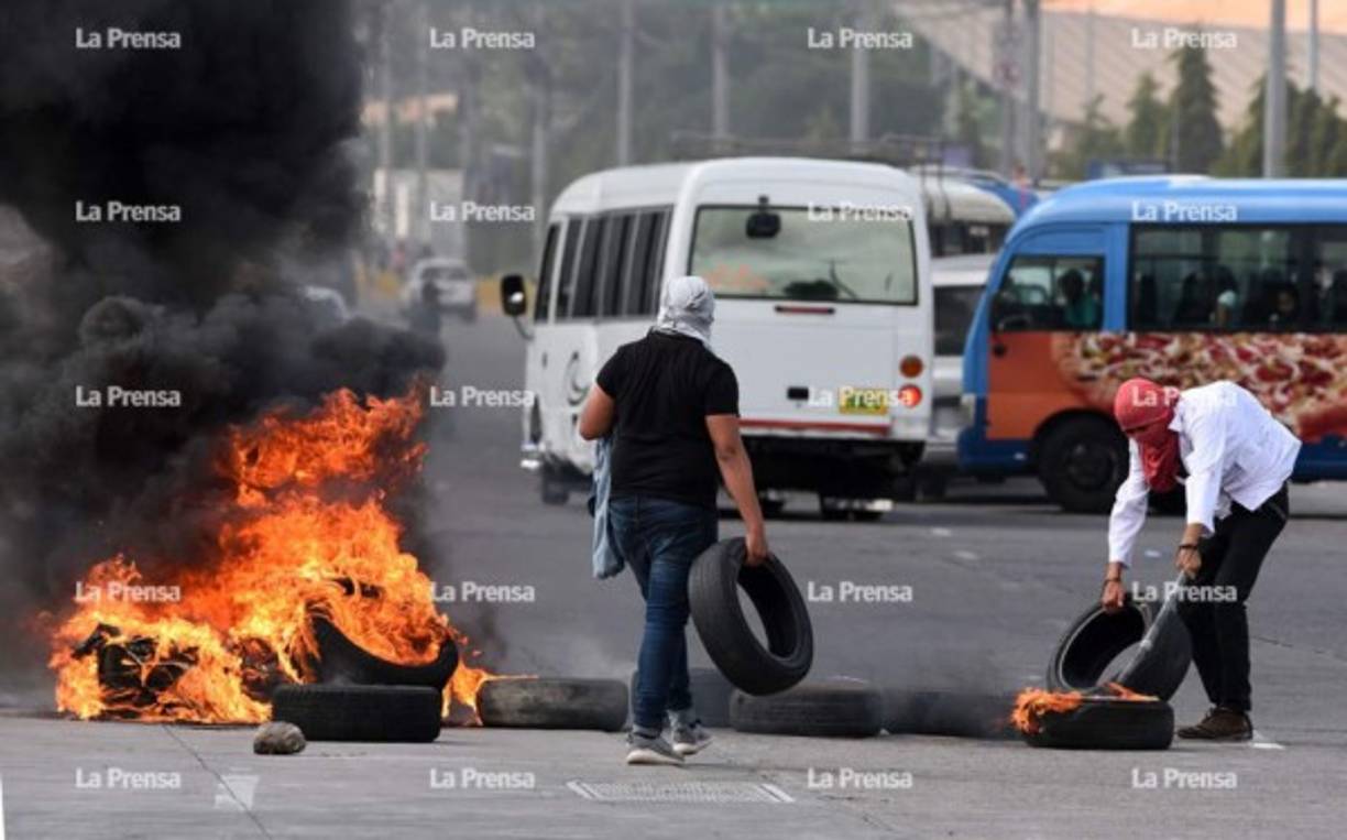 Mientras tanto la Universidad Nacional Autónoma de Honduras del Valle de Sula amaneció con los portones cerrados y con pancartas. Por lo que suspendieron las clases.