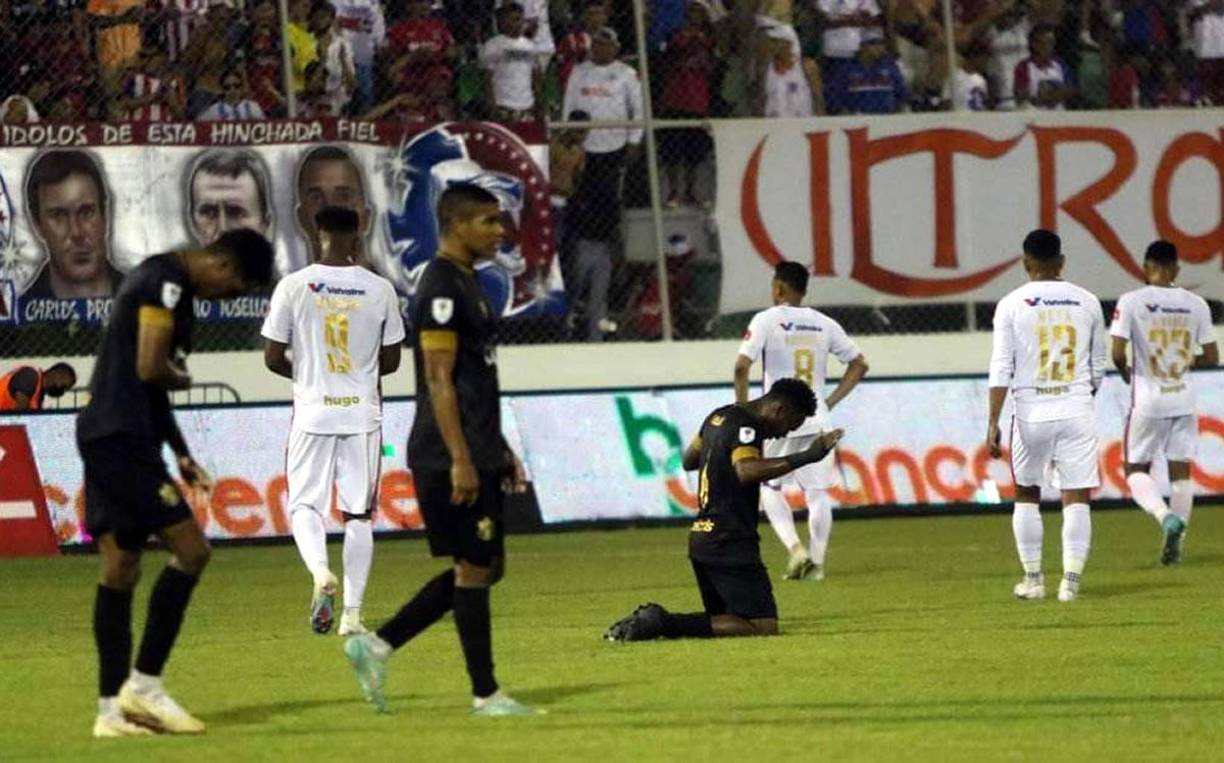 Jugadores del Honduras Progreso agradecieron a Dios por el empate que sacaron mientras los del Olimpia se lamentaron.