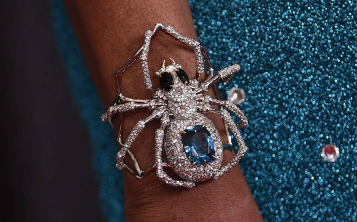 Billy Porter quien presenta un premio en los Grammys 2020, brillo en la alfombra roja y además dejó ver algunos detalles de sus accesorios.