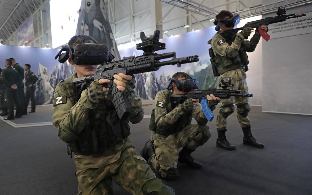 El consorcio Kaláshnikov presentó en la feria su nueva variante de fusil para la exportación y una novísima pistola-ametralladora. Putin también invitó a “aliados y socios” a participar en maniobras conjuntas, además de animar a esos países a enviar a sus soldados a las academias rusas para su instrucción militar.