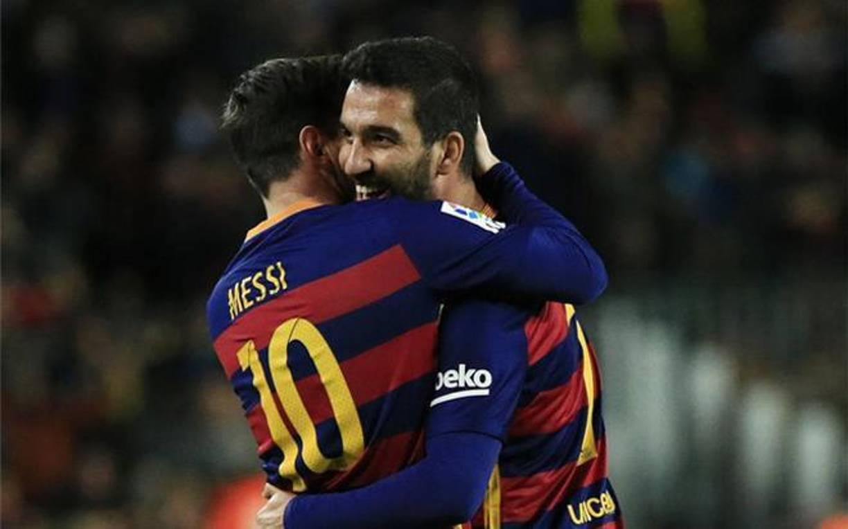 El goleador ya retirado Arda Turan, ex del Atlético Madrid y del Barcelona, está entre los afectados por la supuesta estafa, asegura la cadena turca NTV.