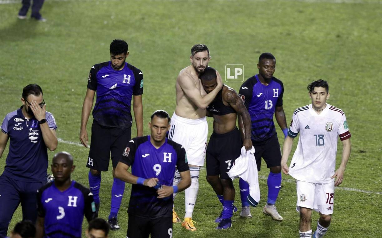 El abrazo que le dio Héctor Herrera a Edwin Solani Solano tras intercambiar camisetas.