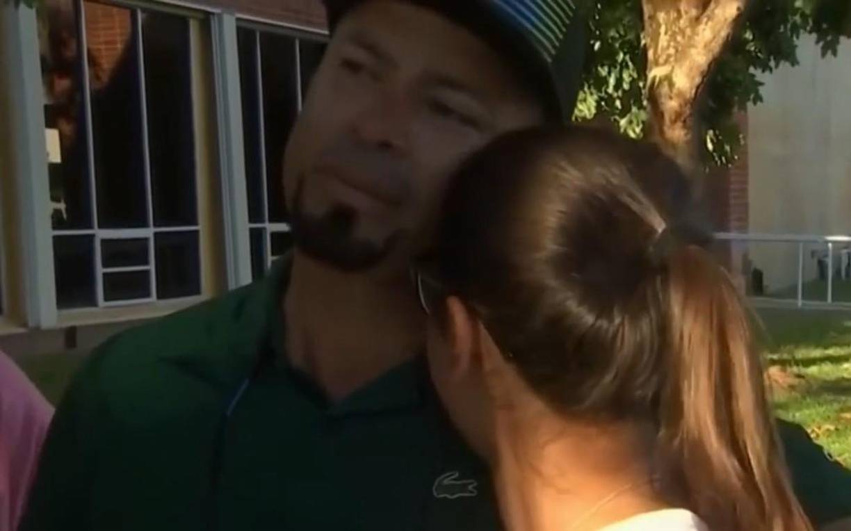 “Nos pusimos a hablar: ‘mira no ha llegado’. Lo llamo y da el teléfono apagado, me preocupa”, cuentó el padre, que dice que pensó: “Bueno se quedó sin batería tal vez media hora”.