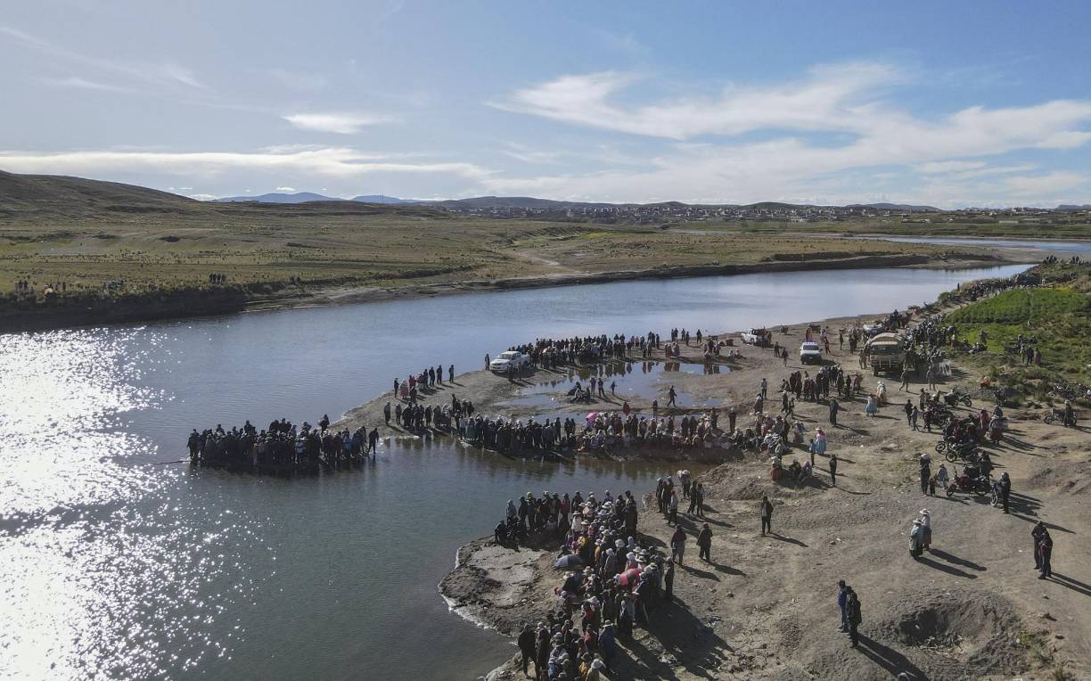 Seis militares murieron ahogados en un río cuando intentaban escapar de manifestantes que los atacaron con piedras en la región peruana de Puno, epicentro de las protestas contra el gobierno que sustituyó en diciembre al encarcelado exmandatario Pedro Castillo