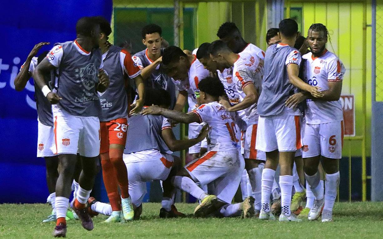 Jugadores del Vida celebrando uno de los goles del triunfo contra el Honduras Progreso en la Perla del Ulúa.