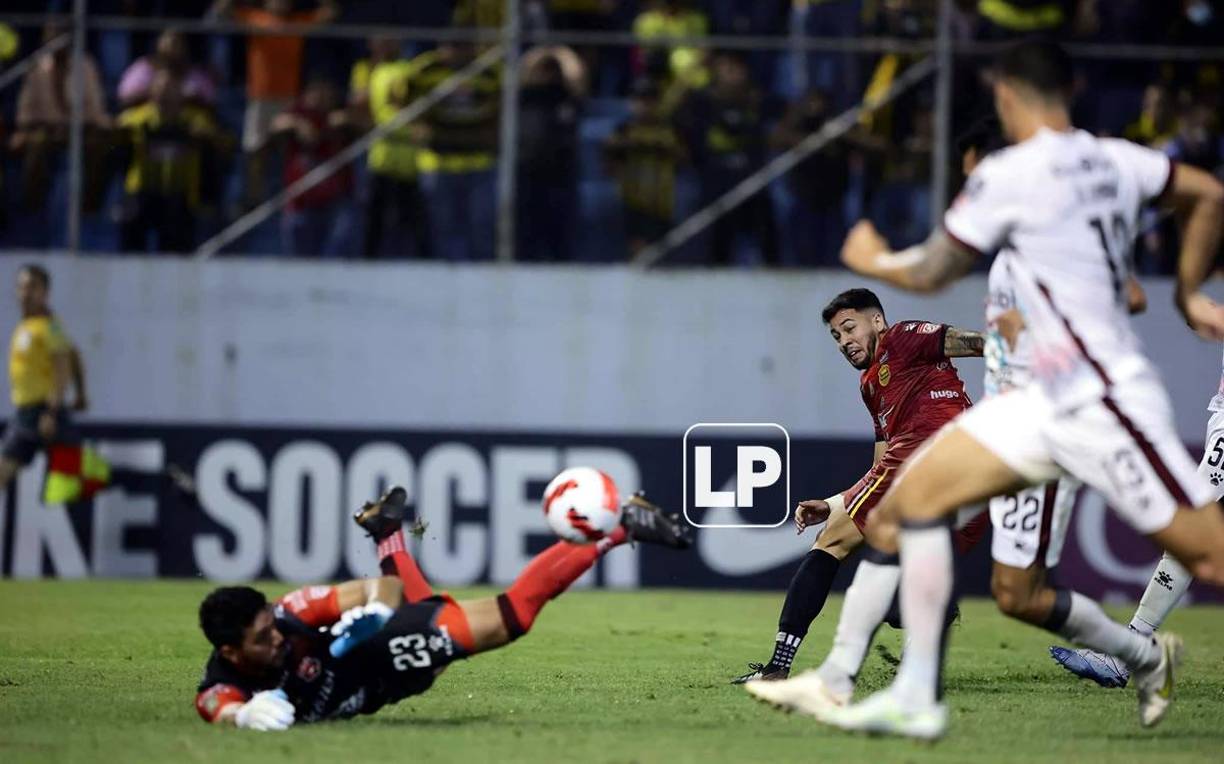 El paraguayo Pedro Báez no pudo superar al portero tico Leonel Moreira en esta acción.