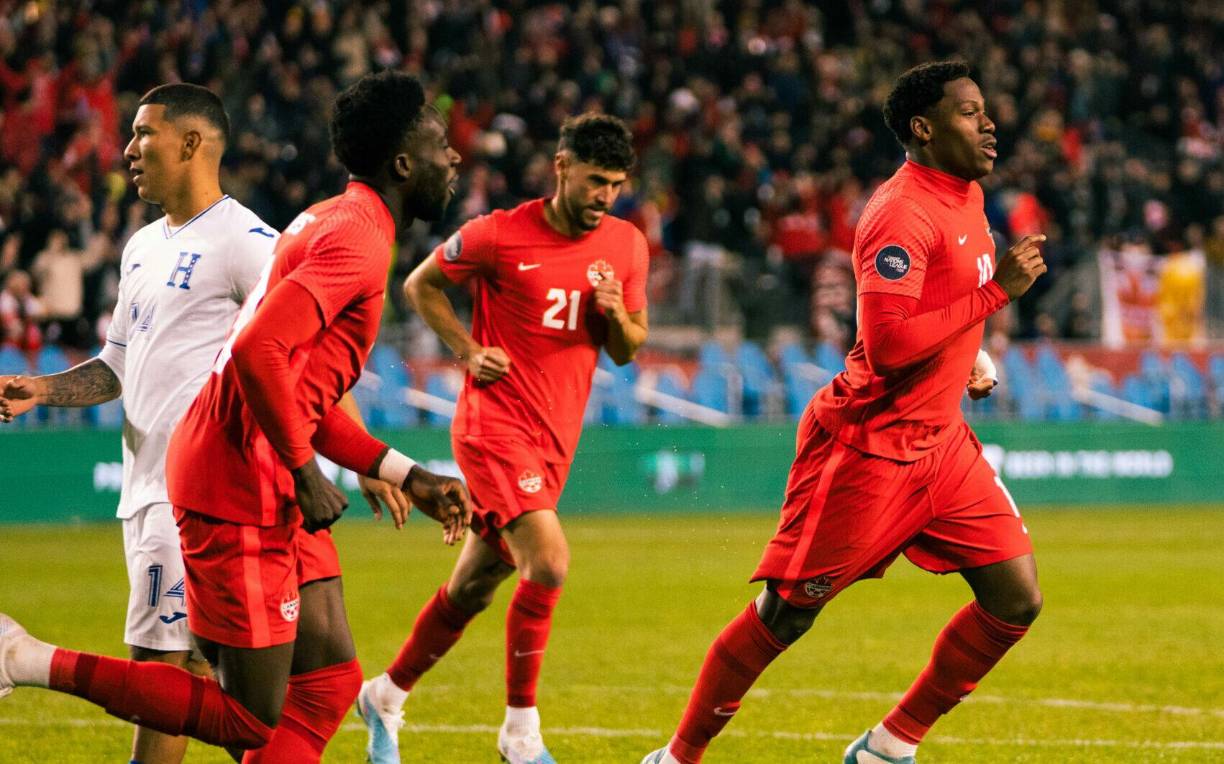 Jonathan David hizo el tercer gol de Canadá contra Honduras en el BMO Field.
