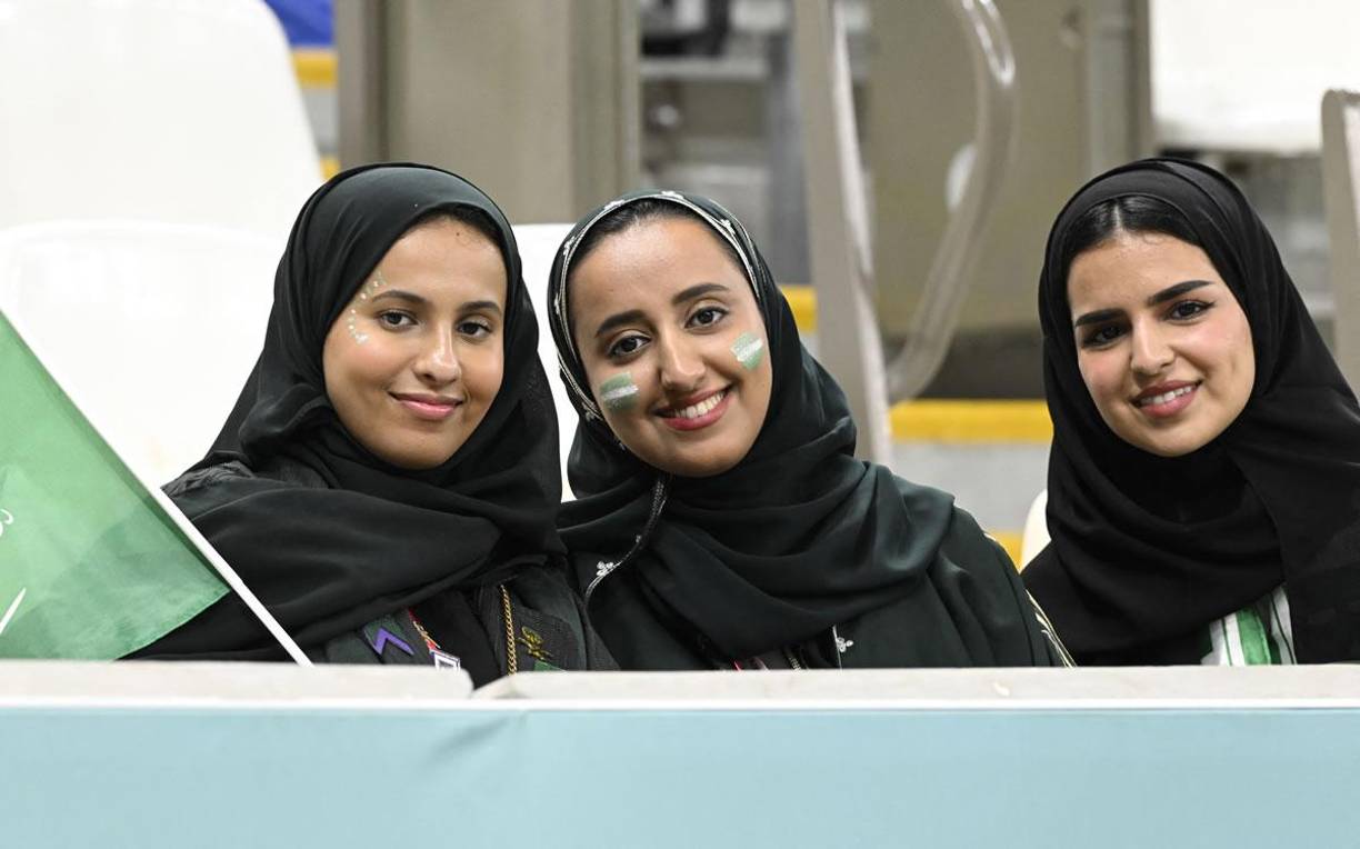 Mexicanos rompen reglas en Qatar y el ambiente en Arabia-México