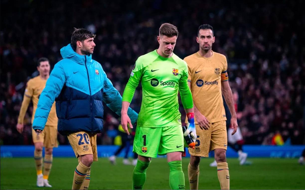 Los jugadores del Barcelona salieron cabizbajos de Old Traffors tras la eliminación del Barcelona.