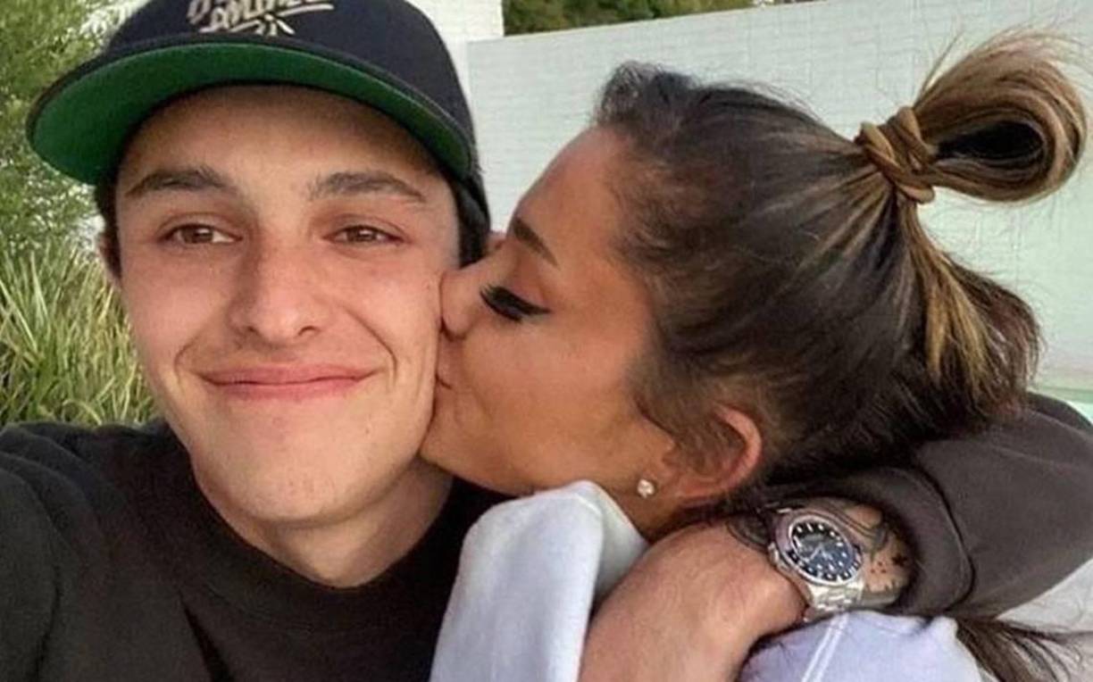 La cantante Ariana Grande y el empresario de bienes raíces, Dalton Gómez, se separaron en julio de 2023. La pareja comenzó a salir en 2020 y se casaron en el 2021, para luego divorciarse en marzo del 2024. Ariana Grande, interpuso la demanda de divorcio aduciendo “diferencias irreconciliables”, además se hizo cargo de los gastos legales. Los medios argumentaron que la ruptura de su matrimonio se debió a que ella comenzó un romance con el también casado actor, Ethan Slater, quien se encuentra en trámites de divorcio, luego que se hizo pública su relación con Grande. Ambos se conocieron en el set de la versión cinematográfica de Wicked.