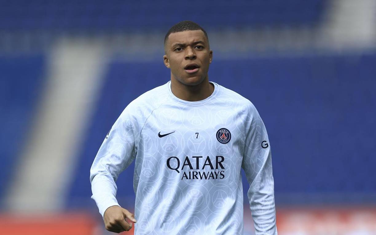 Según la información de RMC Sport, el Paris Saint-Germain se encuentra en la búsqueda de un delantero centro al mismo tiempo que espera acontecimientos en el ‘culebrón Mbappé’. Luis Enrique quiere un ‘killer’ y la dirección deportiva del campeón de la Ligue 1 ya se ha puesto manos a la obra. El ‘plan A’ de los parisinos es Harry Kane y el ‘plan B’ sería Dusan Vlahovic. Randal Kolo-Muani, delantero del Eintracht Frankfurt, también podría ser otra opción para el ataque del PSG.