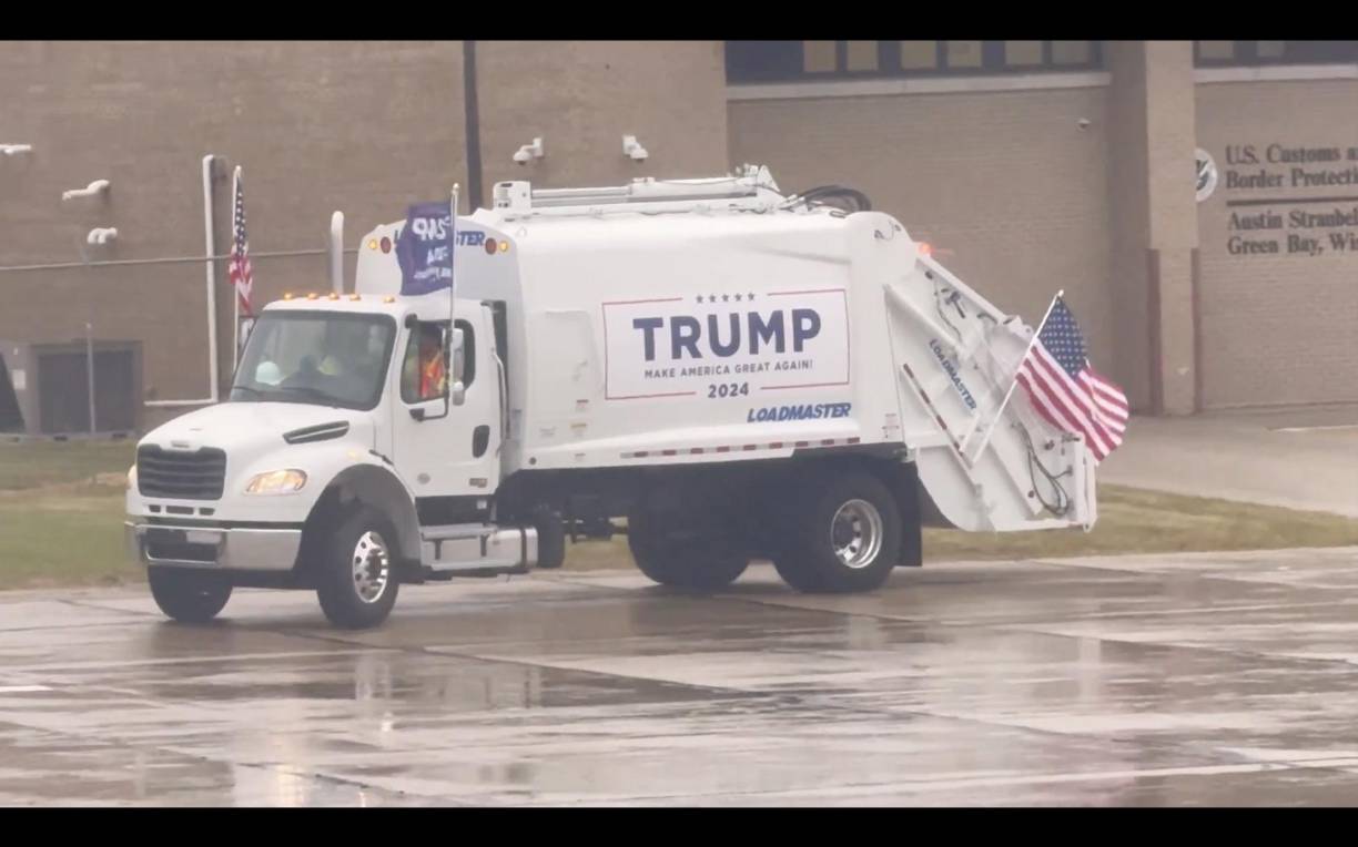 El cambión de basura lo esperaba en el aeropuerto decorado con el lema de su campaña, “Make America Great Again” (Hacer Estados Unidos grande de nuevo).