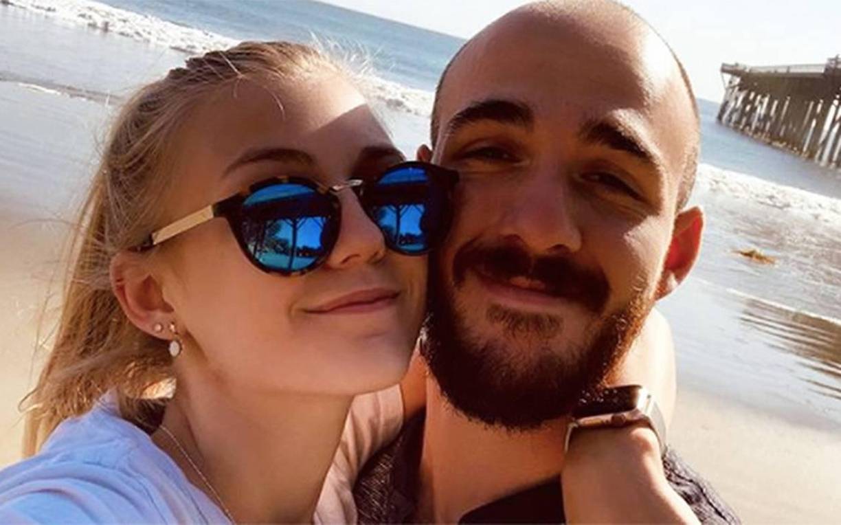 Se trata de una zona donde ya habían encontrado abandonado hace unas semanas un vehículo de la familia y a la que acudieron también oficiales, entre ellos, forenses del condado de Sarasota, en la costa oeste de Florida, tras el hallazgo de restos humanos.