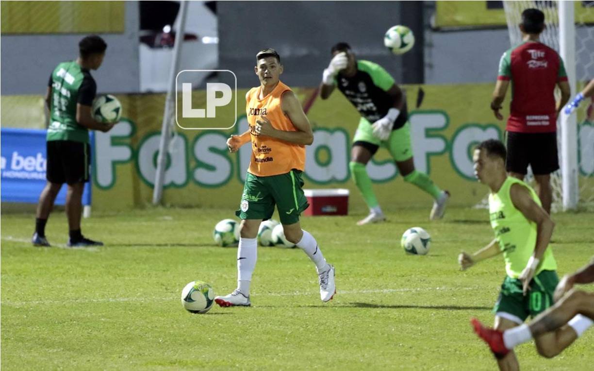 El futbolista de 29 años fue el foco de atención durante el calentamiento del Marathón.