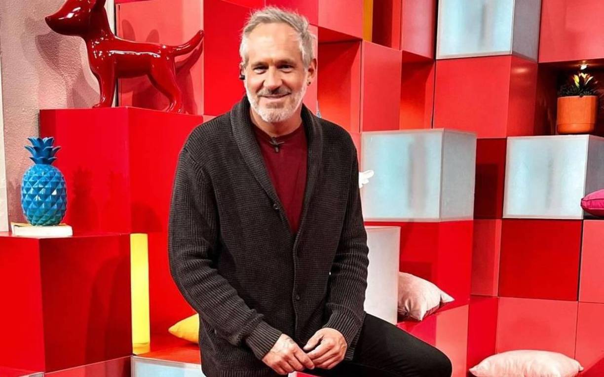 El conductor se encuentra participando en un reality show con otros famosos y se ha vuelto tendencia en las redes sociales por su reciente posicionamiento con Ricardo Peralta, quien aseguró que el conductor es homofóbico.