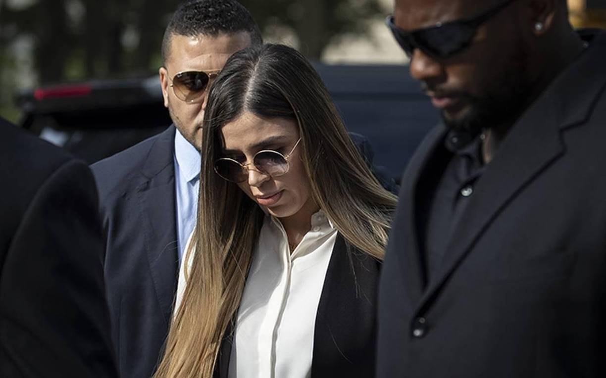 También de otro delito relacionado con las operaciones financieras en las propiedades comerciales y residenciales de “El Chapo”, todo ello a lo largo de su matrimonio con el exjefe del Cartel de Sinaloa, con quien se casó en 2007, cuando cumplió 18 años.