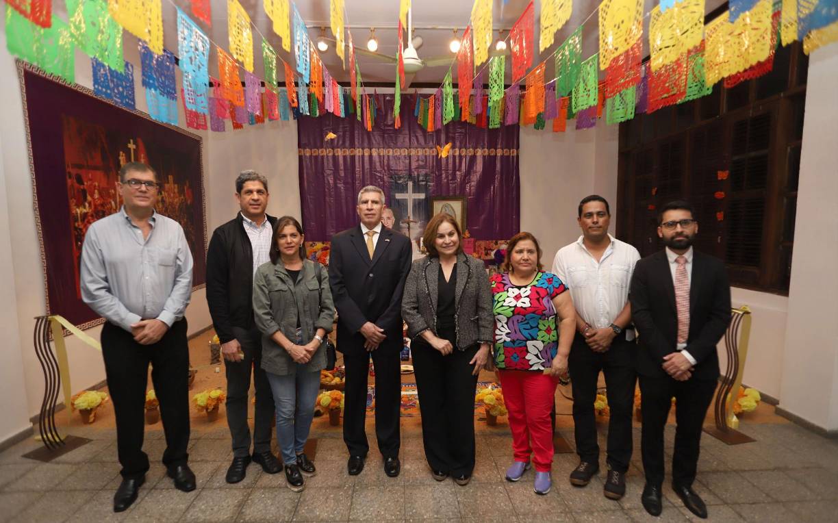 Cada 2 de noviembre se celebra el Día de Muertos, un evento que honra a las personas que han fallecido. Este evento se ha llevado a cabo en el Museo de Antropología e Historia de San Pedro Sula, donde la junta directiva del mismo ha seguido la tradición que implementó Teresa Campos de Pastor, quien en vida fue un pilar fundamental para el desarrollo y fortalecimiento de las artes e historia de nuestro país, siendo una de las fundadoras y directora del mencionado museo. Además, se le rindió homenaje con el altar, a quien ella le tenía un profundo respeto por sus arraigos culturales. FOTO: Elias Kharoufeh, José Martín y Verónica Chicas, Gilberto Limón, Dora Morales, Celea de Pinto, Roberto Ramírez y Luis Halcón