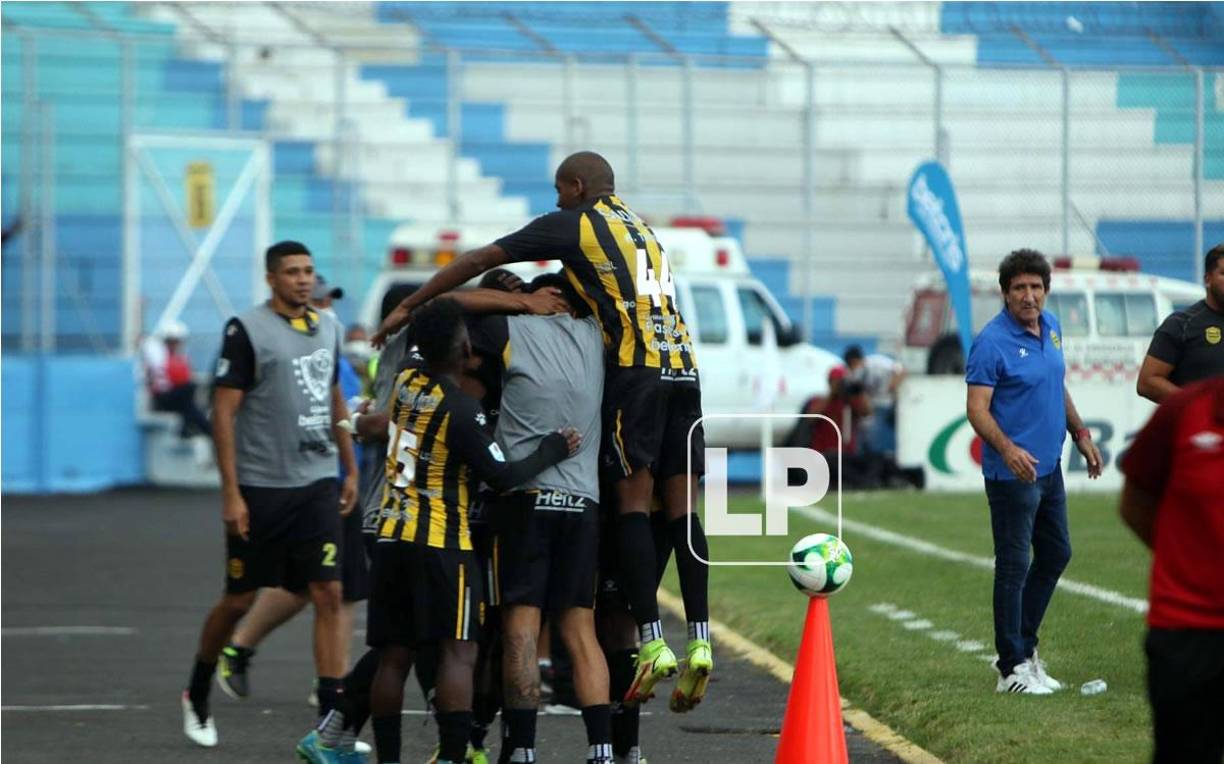 Los jugadores del Real España celebrando el golazo de Yeison Mejía.