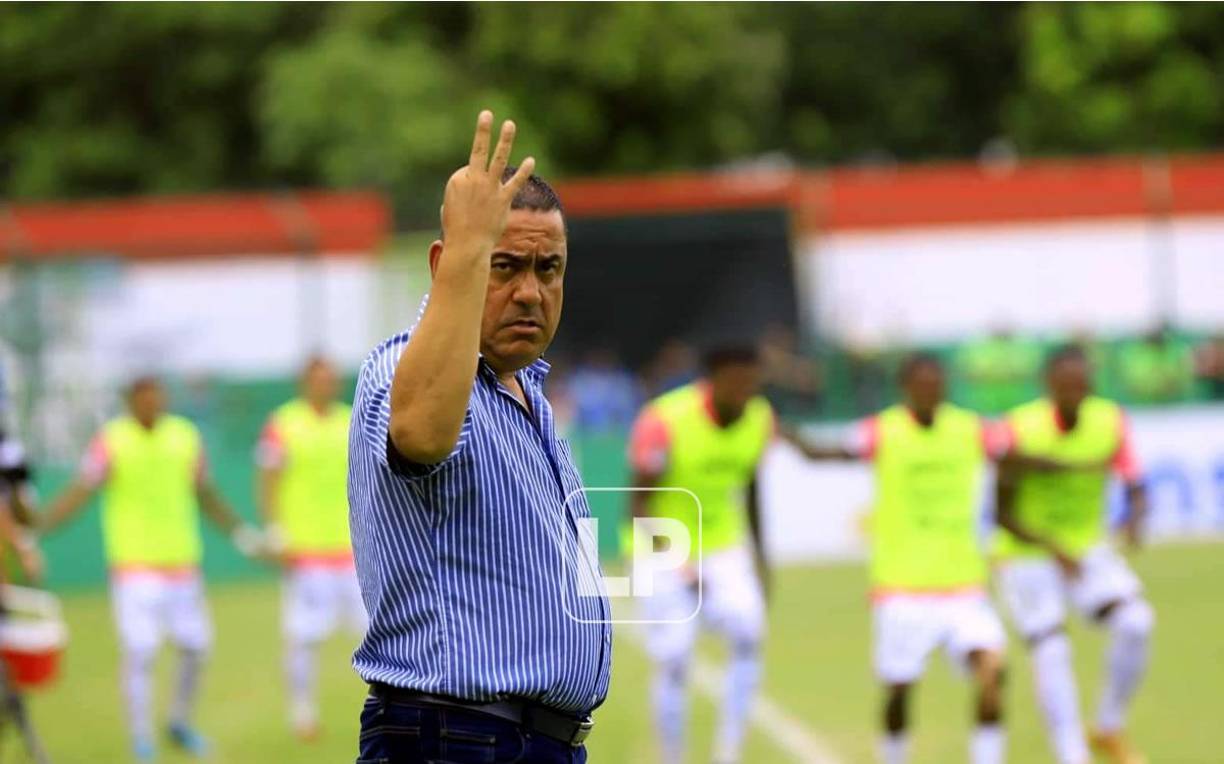 ¿Cuánto iban al descanso? Jhon Jairo López, entrenador del Honduras, nos enseña el marcador en el primer tiempo. Su equipo perdía 3-0 ante Marathón, pero falta más...