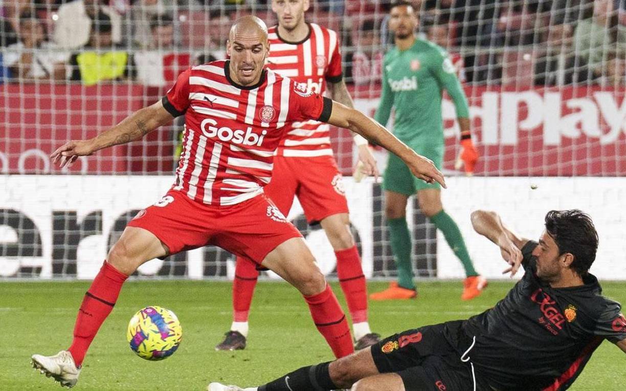 Oriol Romeu - El Barcelona busca otro centrocampista pero que haga la labor de pivote defensivo y así suplir la salida de Sergio Busquets. Esport 3 ha señalado el nombre del volante del Girona como una opción que baraja el Barça para ficharle. Tiene contrto hasta 2025 y su cláusula de rescisión es de 5 millones de euros.