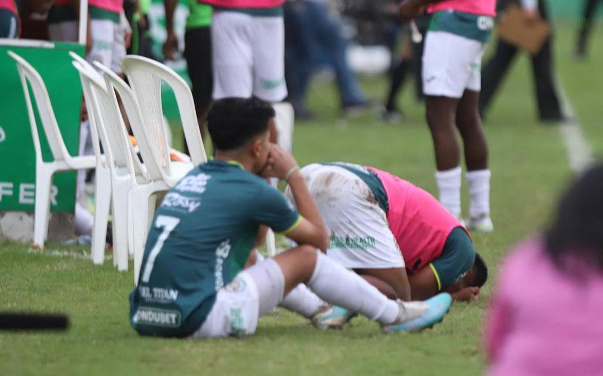 La frustración en las plantilla de jugadores del Marathón tras quedarse una vez más a un paso de jugar la final.