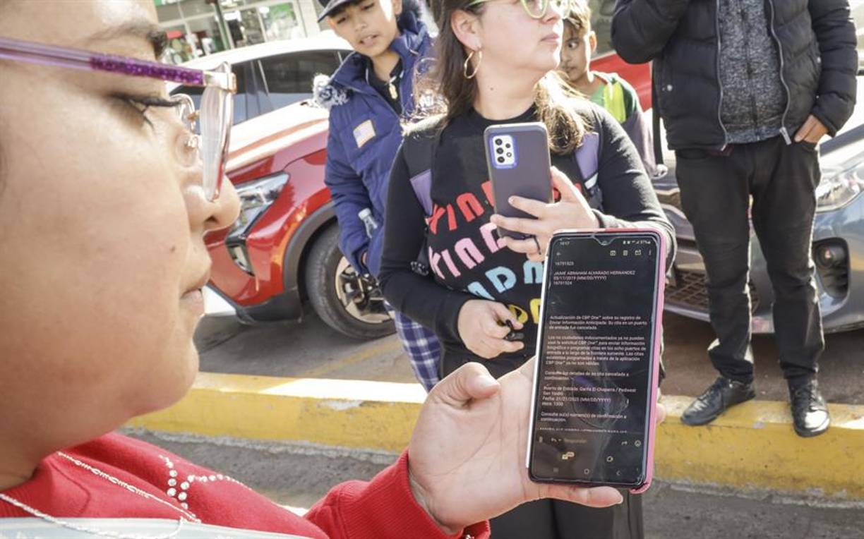 Una migrante muestra el correo que le informa que su cita de asilo fue cancelada tras la llegada de Trump al poder.