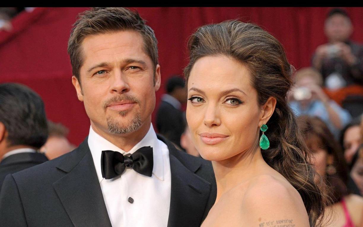 Angelina Jolie y Brad Pitt llevan varios años inmersos en un divorcio lleno de tensiones. A pesar de compartir la crianza de sus seis hijos, la ex pareja no ha logrado resolver el conflicto sobre la propiedad del famoso viñedo francés Chateau Miraval. Este desacuerdo ha mantenido su batalla legal viva y en los reflectores.