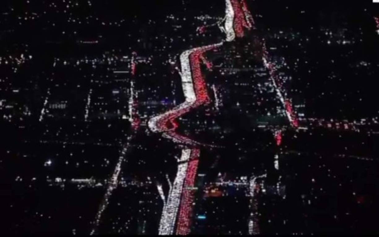 La mayor parte de los viajeros, 48,5 millones, se desplazarán por carretera, un 5 % más que el pasado año; mientras que 4,27 millones recurrirán al transporte aéreo, una alza del 5,4 %. Imágenes de los atascos de tráfico en Los Ángeles se viralizaron en redes sociales.