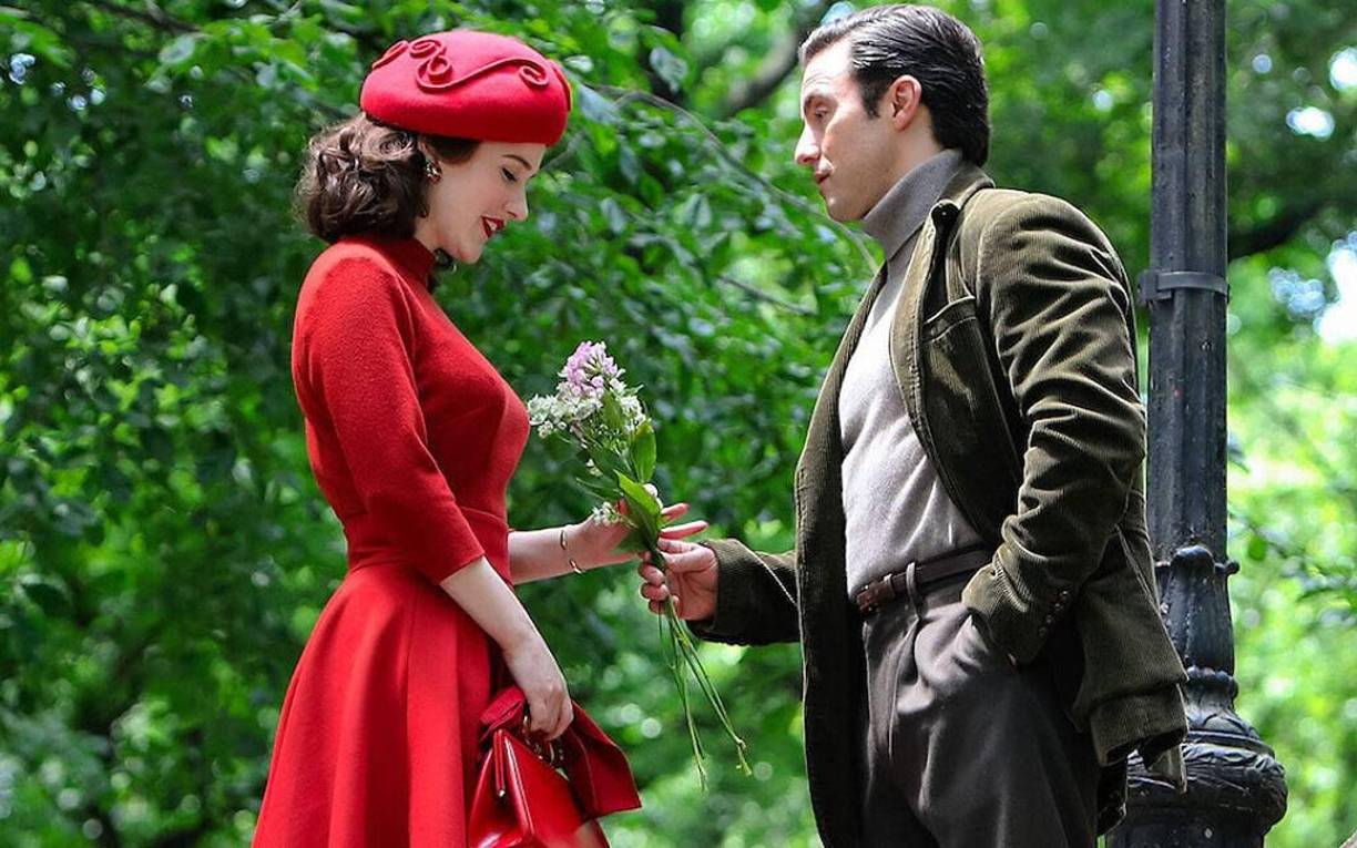 <b>“LA MARAVILLOSA SEÑORA MASIEL”, 14 de abril en Prime Video</b><b></b>Después de cortar relaciones y ser expulsada de su tour, Midge Maisel (Rachel Elizabeth Brosnahan) se empeñó, durante la cuarta temporada, en reconstruir su carrera y su reputación. Los últimos momentos de la temporada culminaron con Midge dejando el Carnegie Hall revitalizada y lista para enfrentarse a cualquier contratiempo. Después de una epifanía delante de un póster de The Gordon Ford Show, Midge está lista para seguir adelante y pelear por su ascenso a la fama, equipada con su rápido ingenio, su labia y nada que perder. En la quinta y última temporada, Midge estará más cerca del éxito que ha soñado, pero descubre que aún habiéndose acercado, sigue demasiado lejos.