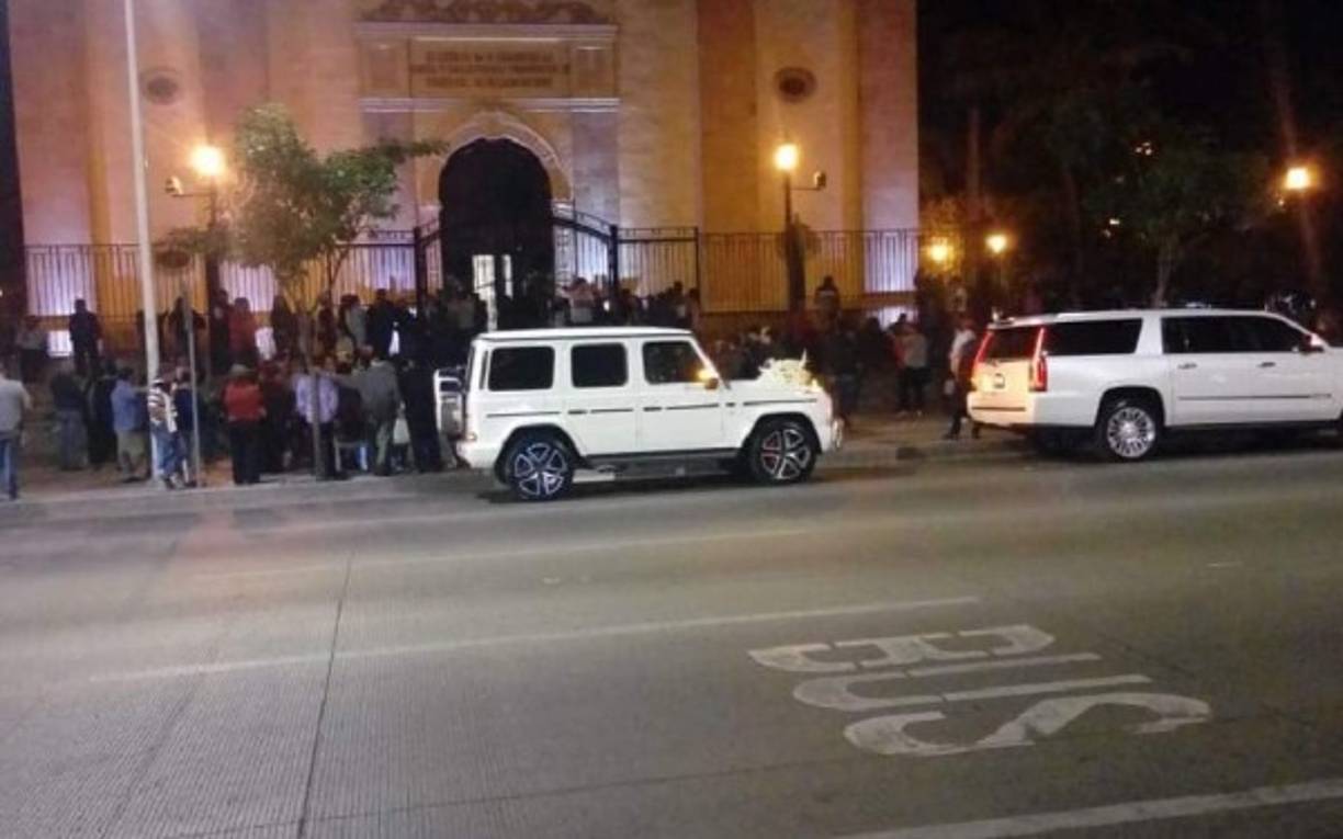 La boda sucedió en Culiacán, con una misa a puerta cerrada en la Catedral de la capital sinaloense, donde miembros del Cártel de Sinaloa y familiares de los novios acordonaron con cinta amarilla alrededor del templo.