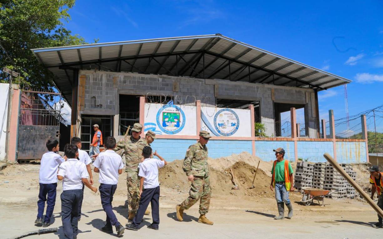 Los trabajos en estos lugares se llevan a cabo con el apoyo de la Embajada de Estados Unidos en Honduras, el donativo que entregó el alcalde de San Pedro Sula, Roberto Contreras, el pasado 29 de junio, así como con la colaboración de empresarios, voluntarios y la comunidad.