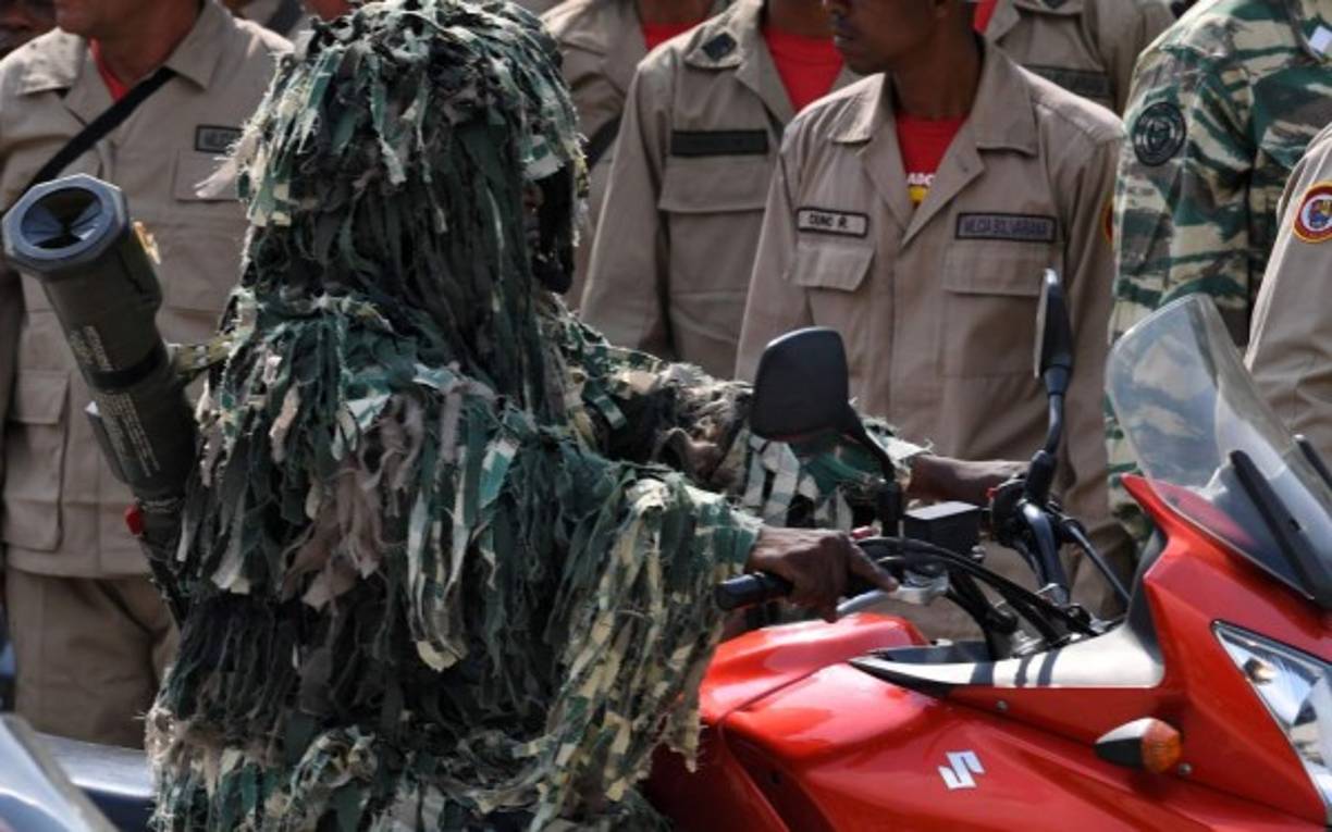 Al grito de '¡No volverán!', la multitud se congregó en el paseo Los Próceres de Caracas, una explanada donde fueron desplegados los 'milicianos', civiles que reciben adiestramiento militar y que juraron ante Maduro defender la patria 'con su vida'.