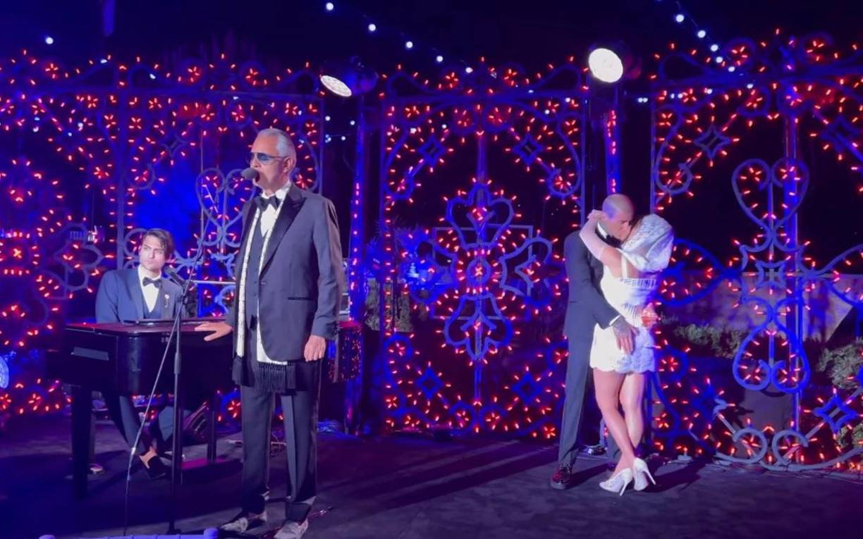 El cantante italiano Andrea Bocelli animó la velada nupcial de los famosos. 