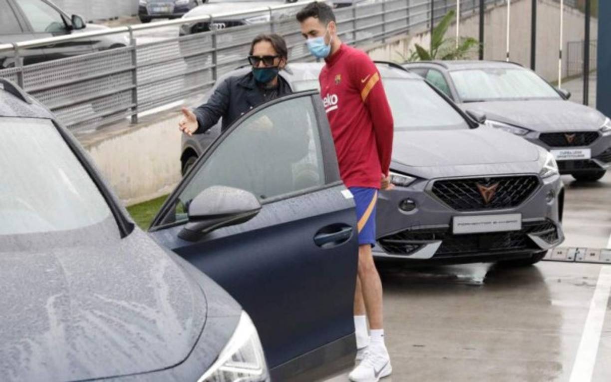 Sergio Busquets en el momento que recibía instrucciones de como utilizar su nuevo auto.