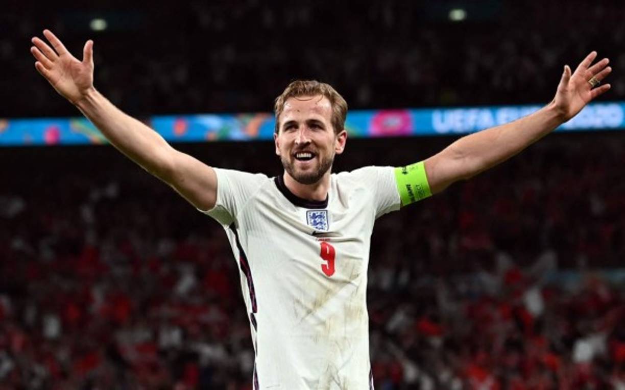 Harry Kane es el nombre del mercado de fichajes en la Premier League. El delantero del Tottenham quiere abandonar su actual club en busca de títulos colectivos y el último interesado en sus servicios es el Manchester United. Los Reds Devils aprietan para conseguir su fichaje y según 'Football Insider', han encontrado la fórmula que satisfaría a todas las partes.<br/><br/>Foto - AFP