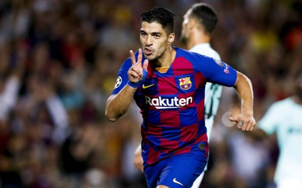 Según la Gazzetta dello Sport, Luis Suárez y la Juventus tienen un acuerdo cerrado, aunque todavía no se conocen las cifras de la llegada del uruguayo a Turín. Por lo tanto, solo queda esperar al visto bueno del Barça para ver al delantero de 33 años vestir la camiseta de La Vechia Signora.<br/><br/>La Juve querría hacer el fichaje por 4,4 millones de euros. Sin embargo, un problema en su pasaporte retrasa el aterrizaje del charrúa en Turín. Informa La Gazzetta dello Sport, el internacional uruguayo juega en la Liga Española con la condición de comunitario que le otorga estar casado con una ciudadana italiana, Sofia Balbi, pero en el país transalpino, el pasaporte del consorte no es suficiente para ser considerado europeo y debe superar un pequeño examen. Sin esta prueba, no obtiene el tránsfer.