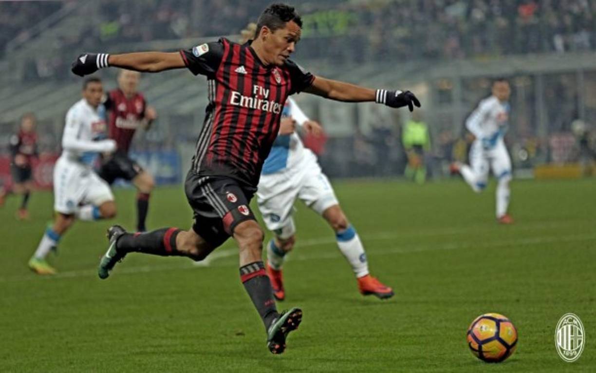 Carlos Bacca: De acuerdo con Tuttosport, el Milan estaría dispuesto a respetar la decisión del colombiano de dejar al club italiano para fichar por el Sevilla, siempre y cuando el conjunto del Nervión desembolse 20 millones de euros por delantero.