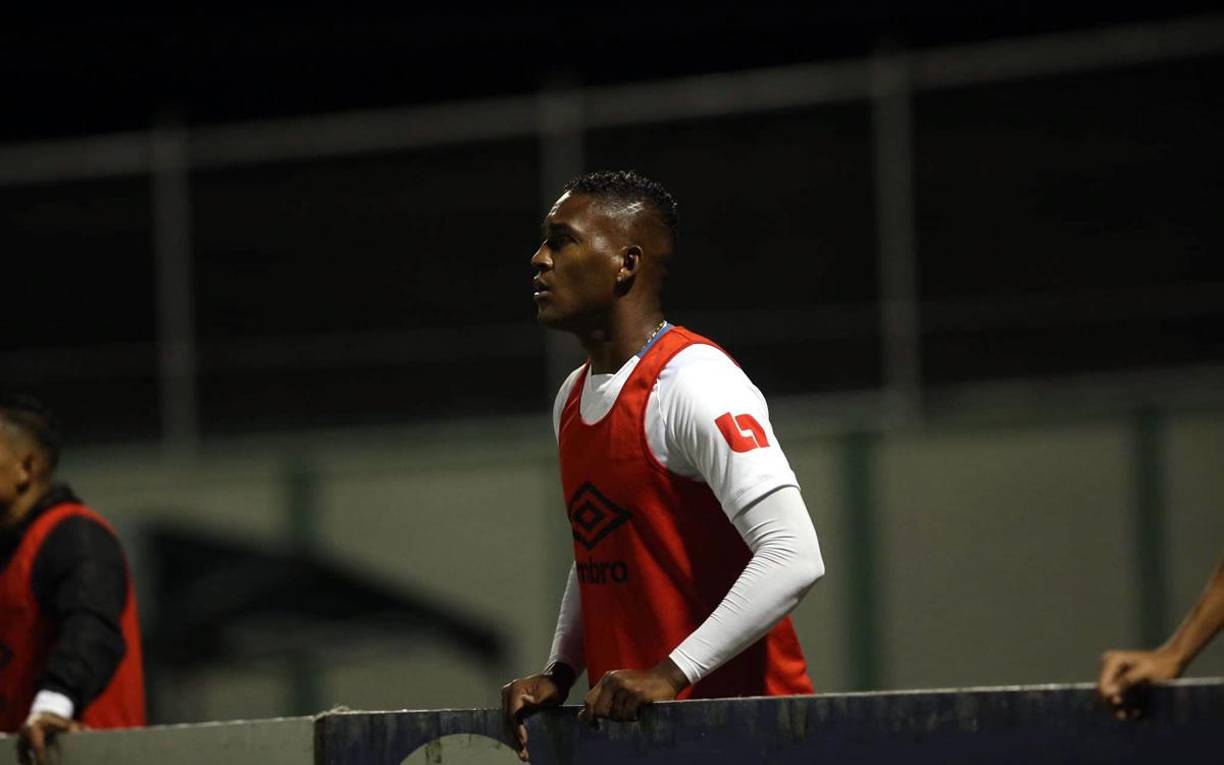 Brayan Beckeles, sufriendo afuera del campo en los instantes final del partido.