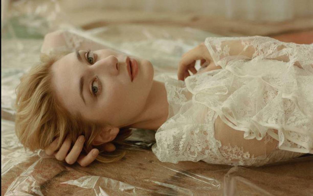 La familia se mudó a “un suburbio muy normal y muy aburrido” en Melbourne cuando Debicki tenía cinco años. “Trajeron mucho de ese [estilo de vida europeo] a Australia. Eso solía avergonzarme directamente. Yo diría, ¿por qué no puedes ser como la madre de Julie? Tienen alfombras muy blancas y ella hornea pan. ¿Y por qué tenemos estas cosas en nuestras paredes y por qué siempre hay incienso? 