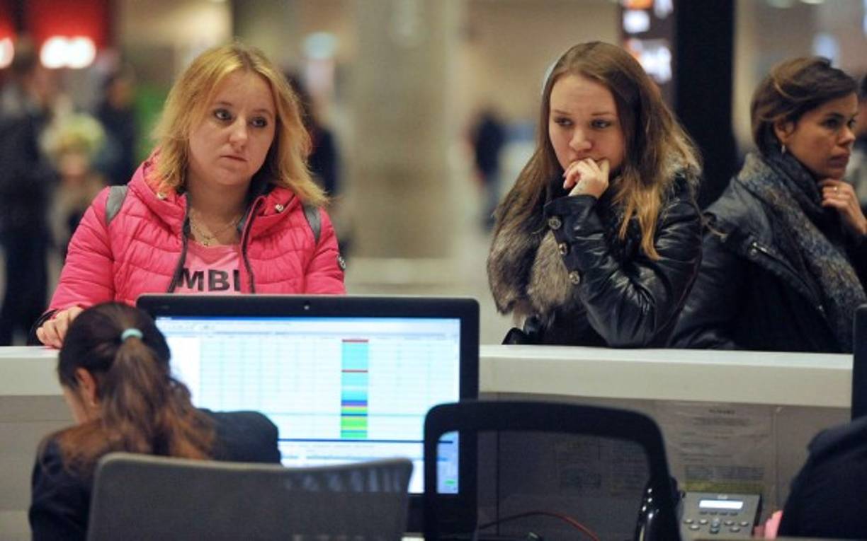 Los familiares reaccionan en el aeropuerto internacional de Pulkovo fuera de San Petersburgo después de un avión ruso con 224 personas a bordo se estrelló en una zona montañosa de la península del Sinaí en Egipto.