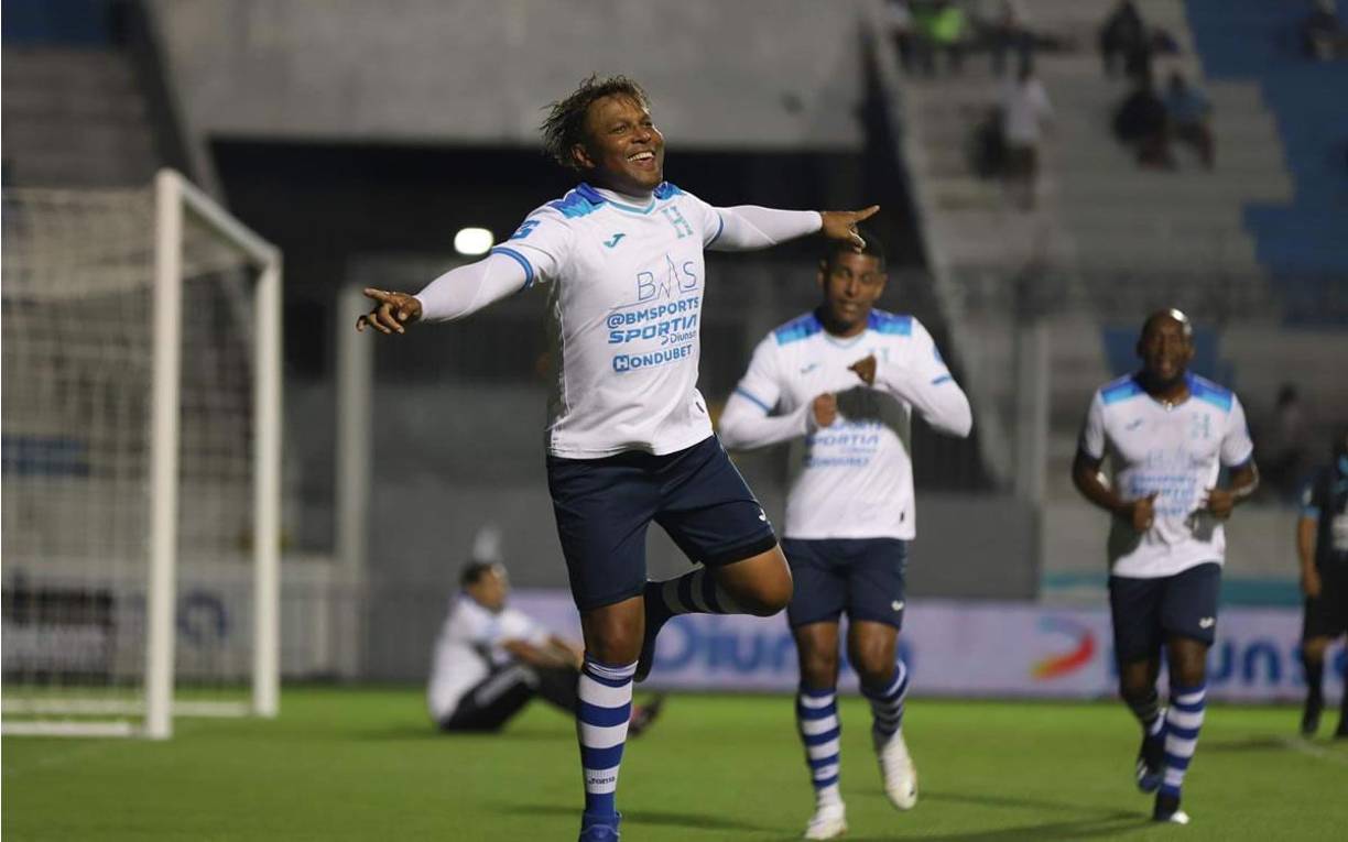 ’La Sombra Voladora’ no falló en su cita con el gol. Carlos Pavón se lució con un hat-trick y recordó los viejos tiempos.