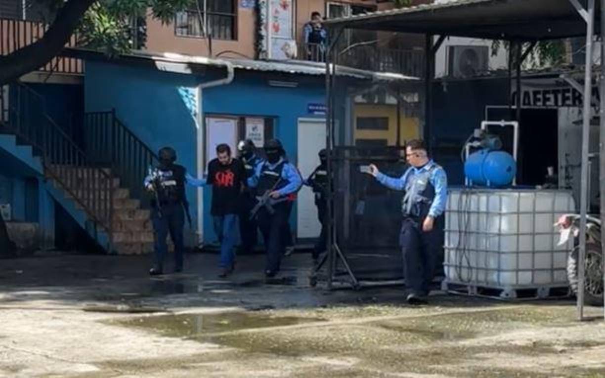 La Policía informó, además, que a los detenidos se les decomisó evidencia crucial para el caso, incluyendo cinco teléfonos celulares y dos vehículos, que serán fundamentales para la prosecución del proceso judicial.