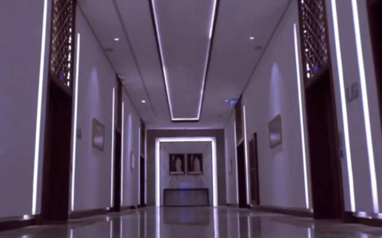 <b>El ingreso al edificio donde vivirá la Selección tiene una espaciosa recepción </b>con sillones en forma circular y un patio de luz que cae justo sobre un jardín interno. 