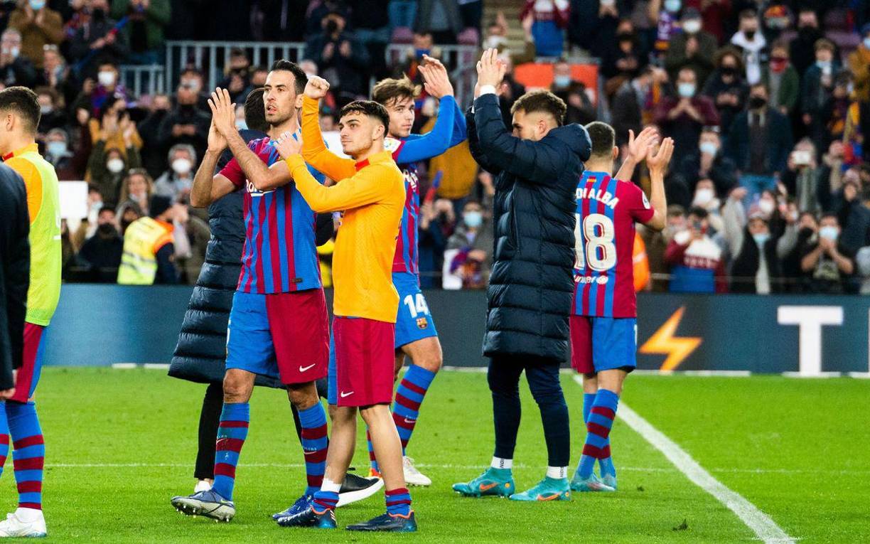 Jugadores del Barcelona festejando el triunfo al final del partido.