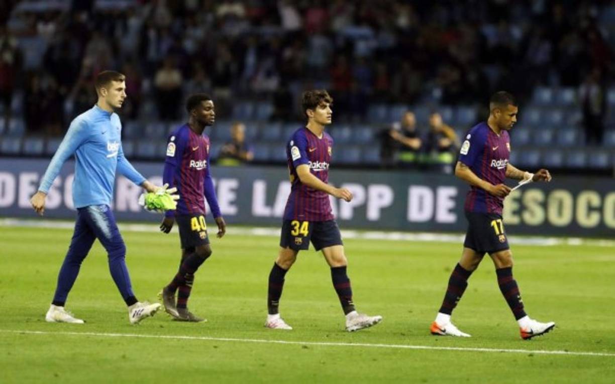 Jugadores del Barcelona se marchan cabizbajos del campo tras la derrota.