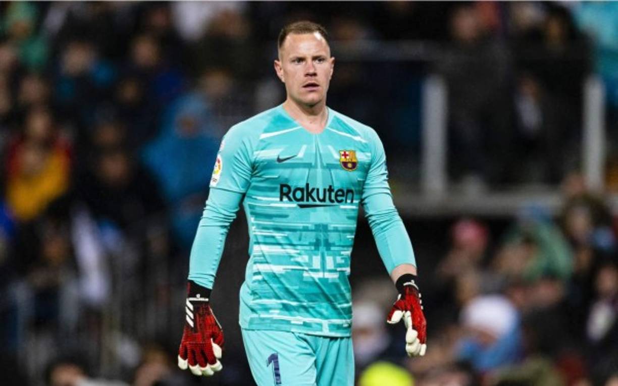 El guardameta alemán Marc André Ter Stegen ha confirmado que es imposible que vaya a abandonar el Barcelona este verano, lo que otorga al conjunto azulgrana un año más para tratar de alcanzar un acuerdo de renovación con el que es uno de los mejores porteros del mundo en la actualidad. 'Cuando comenzamos las negociaciones surgió el tema del coronavirus y nos pareció que no era la situación ideal para tratar estos asuntos. La pandemia es algo más importante que el fútbol y decidimos posponer la negociación. Tampoco estoy sin contrato este verano', aseguró el guardameta en declaraciones a DAZN.