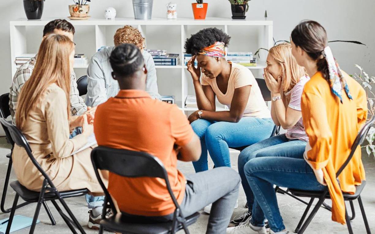 Además, rodearte de personas que te apoyen y te motiven puede hacer una gran diferencia en tu capacidad para superar la desmotivación. Las personas que comparten tus valores y metas pueden ofrecerte una red de apoyo, proporcionar retroalimentación constructiva y celebrar tus éxitos contigo. Participar en conversaciones significativas y colaborativas también puede reavivar tu interés y entusiasmo por tus proyectos. Por ejemplo, si te sientes desmotivado en tu trabajo, unirte a un grupo de discusión o taller en tu campo puede ofrecerte nuevas ideas, perspectivas y la oportunidad de conectar con otros que comparten tus intereses.