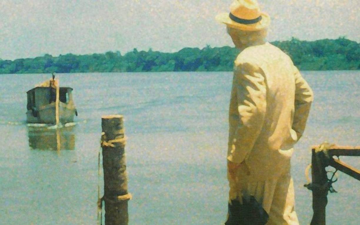 EL CORONEL<br/>Personaje principal de la novela El Coronel No Tiene Quién le Escriba, de Gabriel García Márquez.<br/>Hay quien afirma que Gabo se inspiró en su abuelo materno, Nicolás Márquez para crear al coronel. Como aquel, don Nicolás pasó muchos años esperando un subsidio como excombatiente de la Guerra de los Mil Días. <br/>