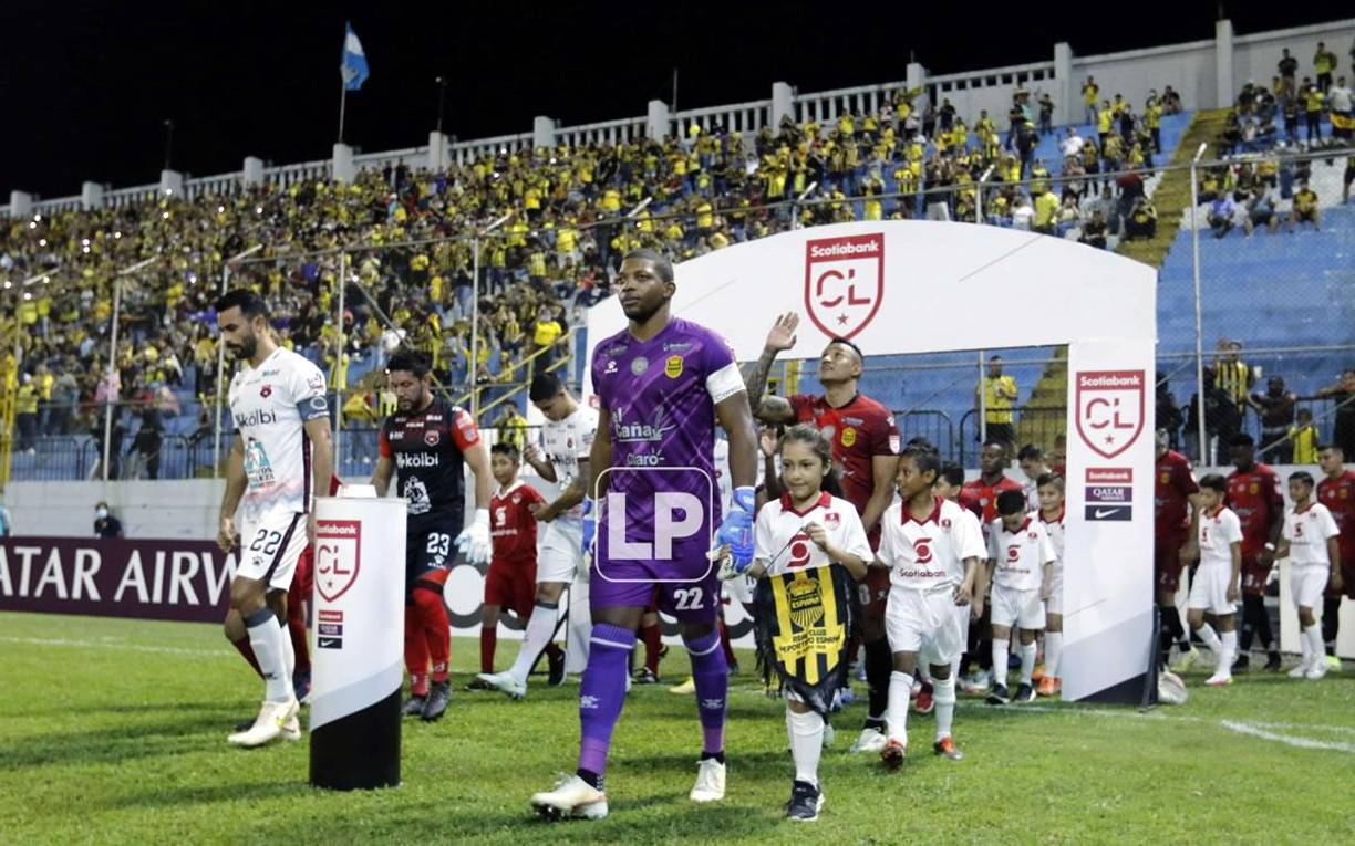 Así salieron los jugadores del Real España y Alajuelense al campo del Morazán.