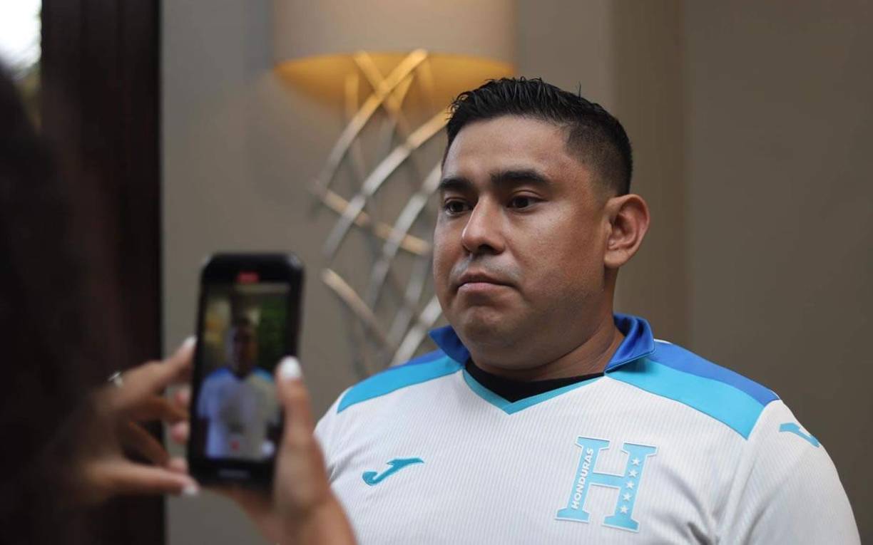 “Tengo 17 años viviendo aquí en Estados Unidos, es un orgullo ver a la Selección de Honduras, estaba esperando mucho tiempo por verla. Llegué temprano y estuve esperando así una hora afuera para ver al técnico y los jugadores”, dijo en primera instancia.